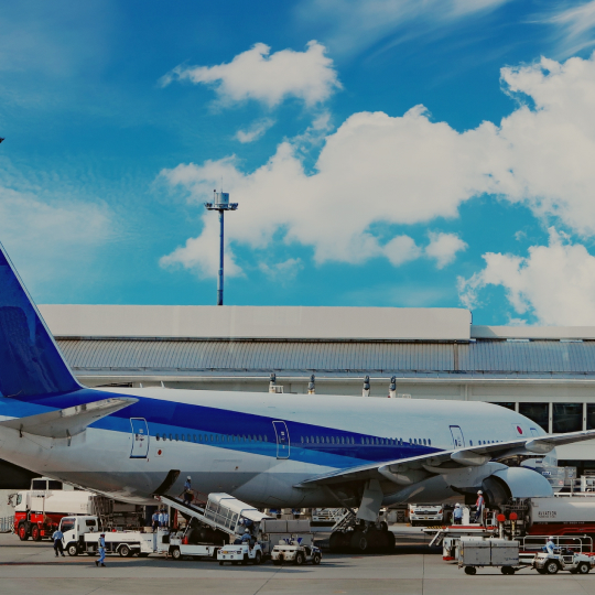 那覇空港周辺のレンタカーを探す