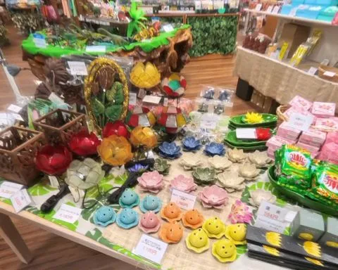 お土産ショップで蓮のグッズもチェック