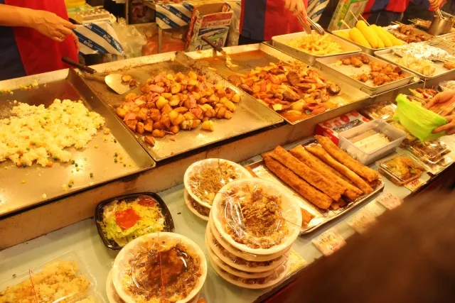 屋台や出店も見どころ